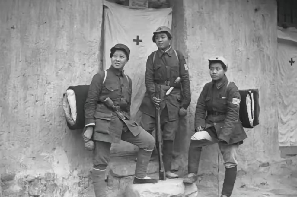 1942年，八路军女侦察员花汝艳身负重伤，冒险潜入莱芜看病，老中医本以为是看妇科
