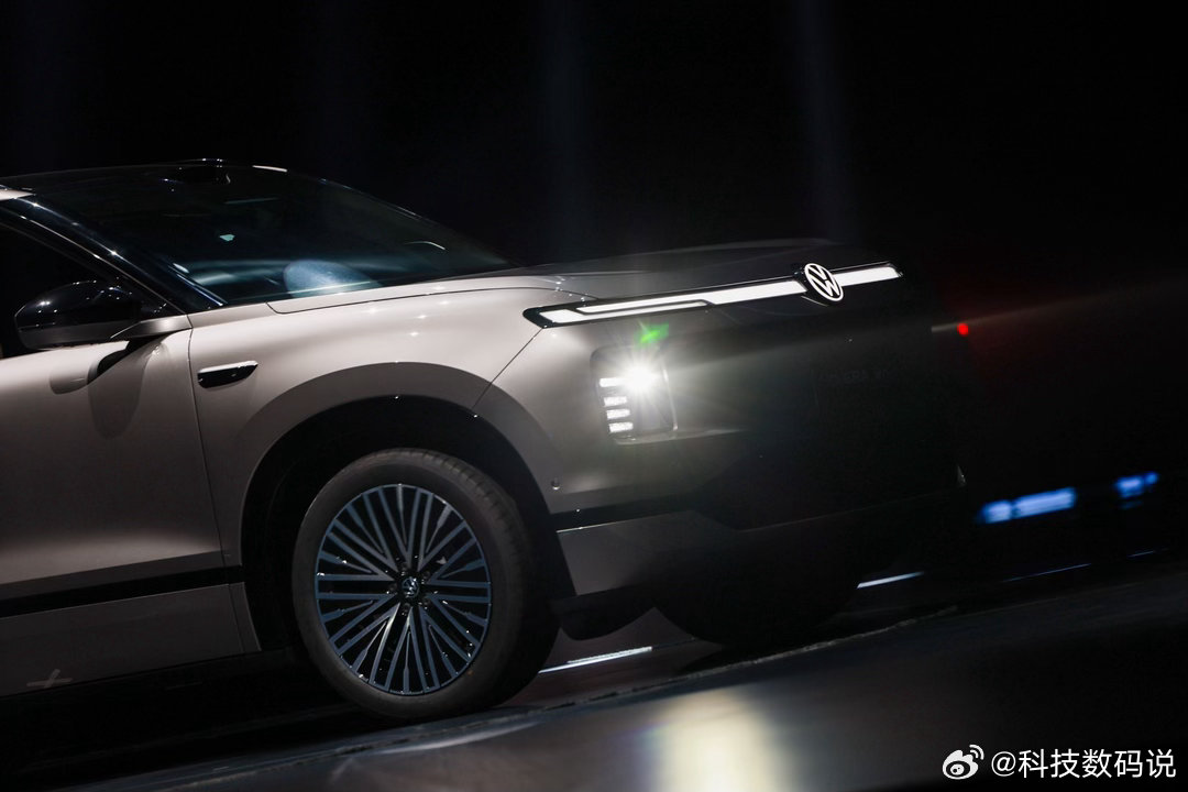 上汽大众ID.ERA9X定位大型六座旗舰增程SUV，尺寸超过5.2米，轴距超3