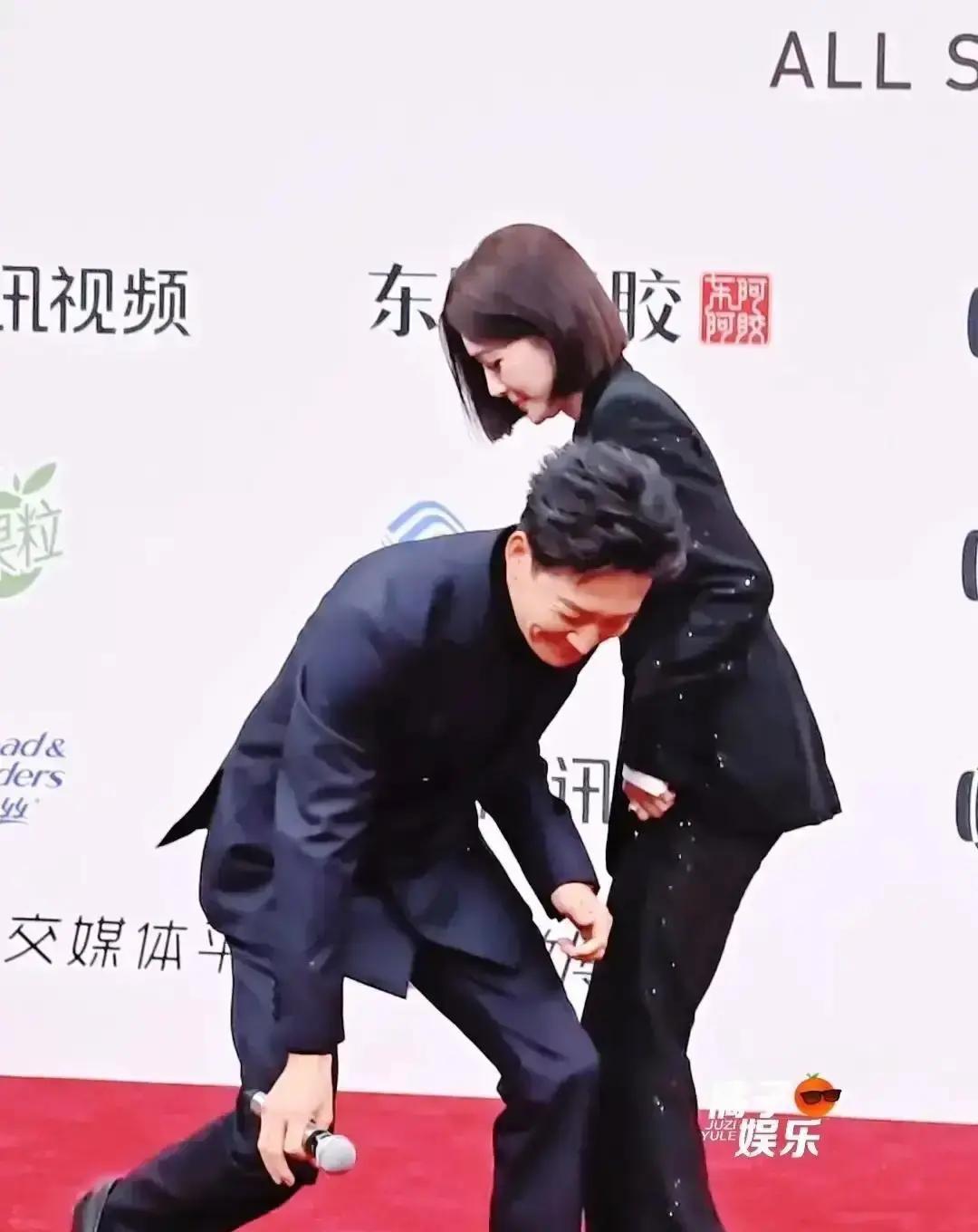 星光大赏红毯上秦岚高跟鞋松了，王阳直接单膝跪地给她套回去，十几秒动作一气呵成。