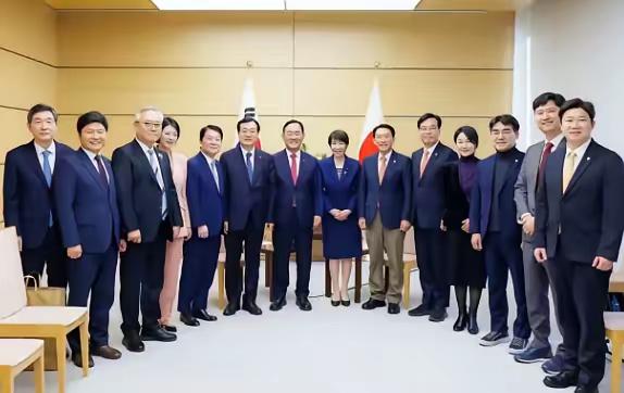 被咱们拒绝见面的日本经济团体，受到了高市早苗的接见，高市早苗表示：我们讨论了不要