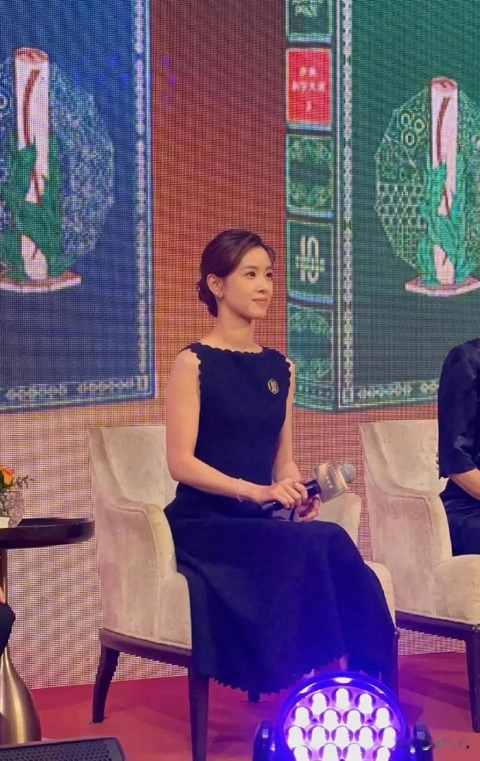 今年发现章泽天的变化好大！以前是觉得她瘦，穿啥都好看。现在是觉得她体态好，看