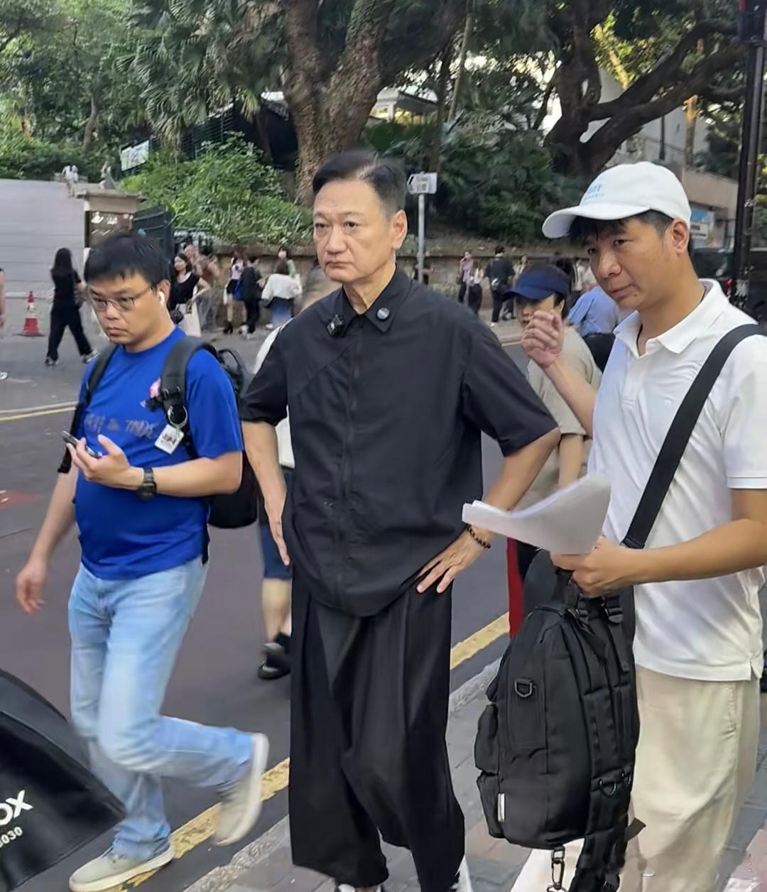 63岁陶大宇在香港街头被偶遇，他整个人看起来苍老了好多，身材很瘦，脸色憔悴，身体