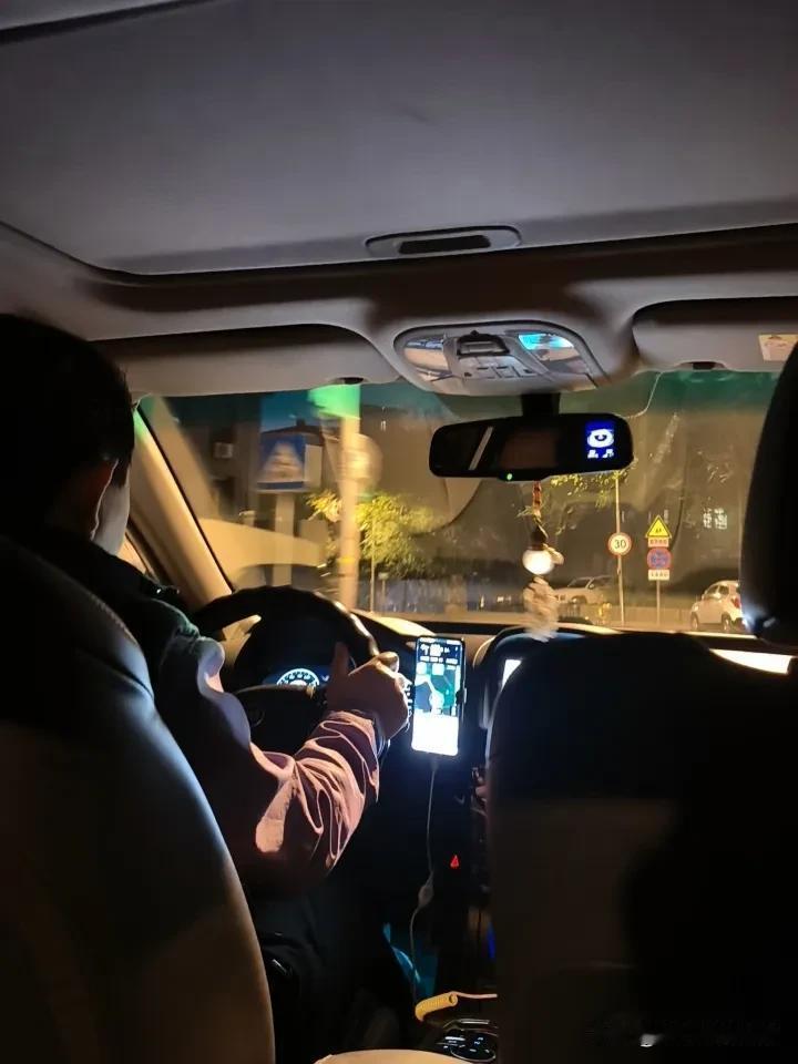 明明没得罪谁，却总感觉被人暗中针对、处处碰壁。这种伤害，它不像明刀明枪，反而像鞋