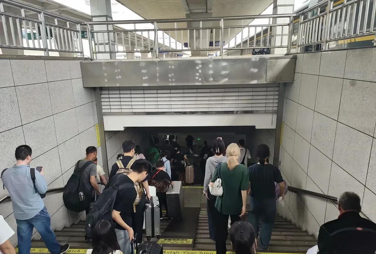 每次外地游客来到洛阳站，都要三次大骂。一是拖着行李下车，发现竟然没有高站台，还是
