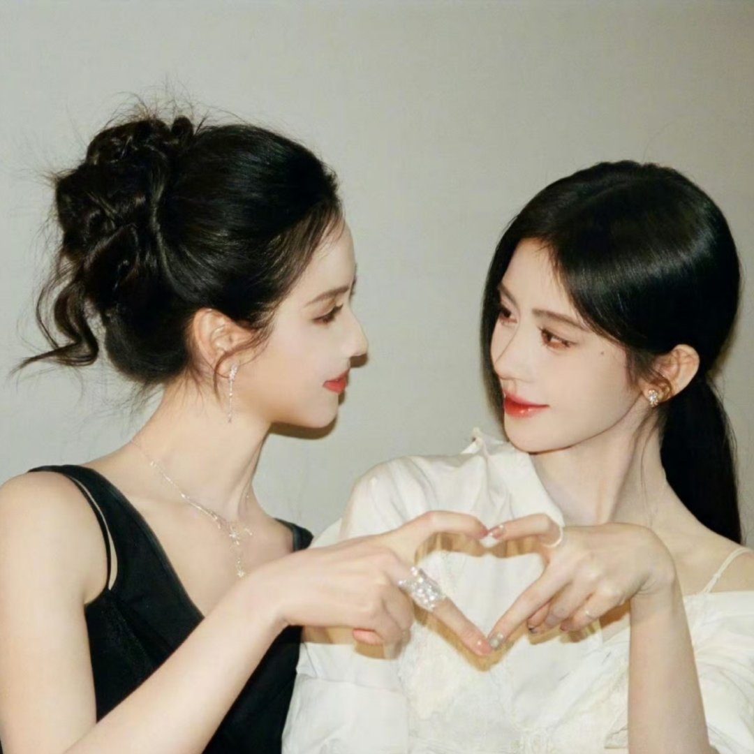 陈都灵祝鞠婧祎生日快乐“四千年美女”鞠婧祎32岁生日当天，陈都灵为《万花世界》