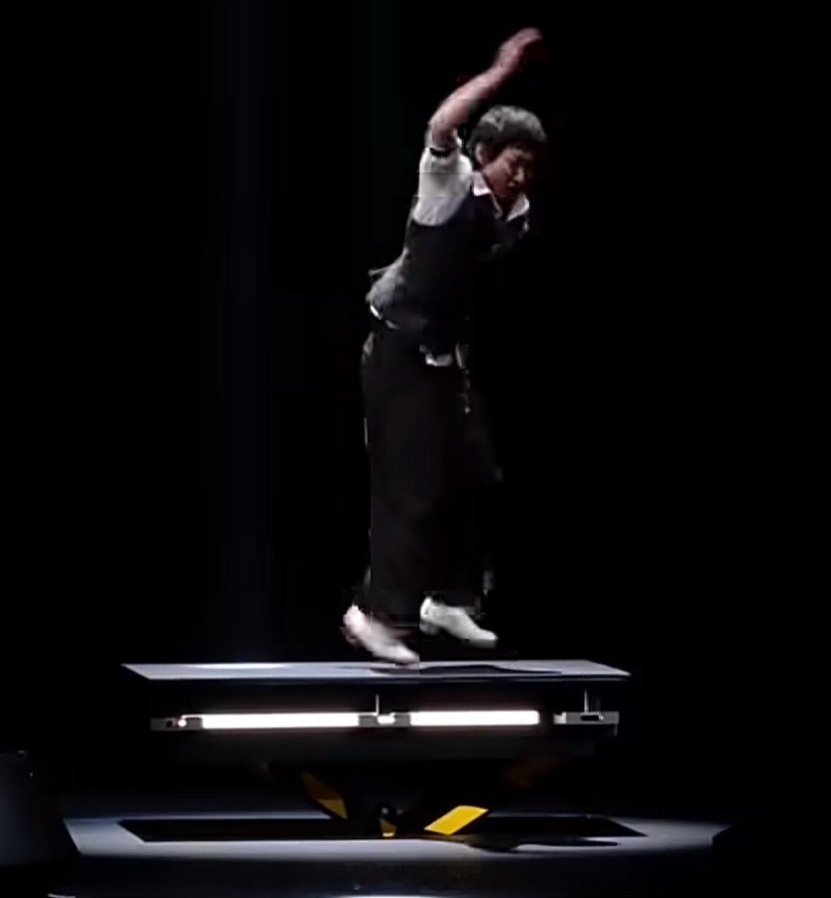 荣耀发布会为了证明新手机的耐用性，直接让舞者在三台手机搭的“舞台”上跳起了踢踏舞