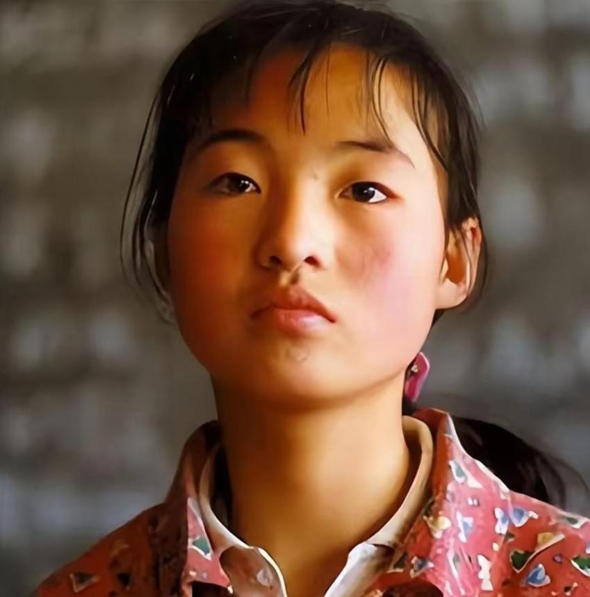 1999年，张艺谋捧红了农村女孩魏敏芝。拍完戏后，魏敏芝想进演艺圈，张艺谋却不同