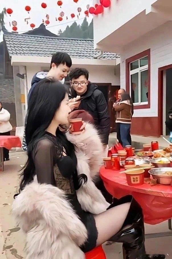 虽然都是一样大的，但上过班的女孩和上学的男孩在一起，感觉有点违和。