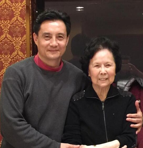 王伯昭扮演《西游记》中的白龙马，可语言不通让他试戏处处碰壁，失去很多机会，被谢霆