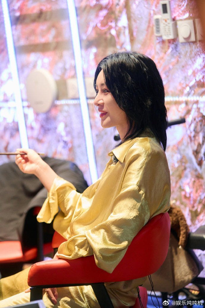 尚雯婕对无理要求果断说不尚雯婕这反应真够快的，面对突然要求唱歌直接拒绝，还条理清