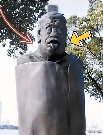 带孩子去苏州金鸡湖散步，走到那个雕像下面，孩子哇的一声就哭了。指着那张脸问我