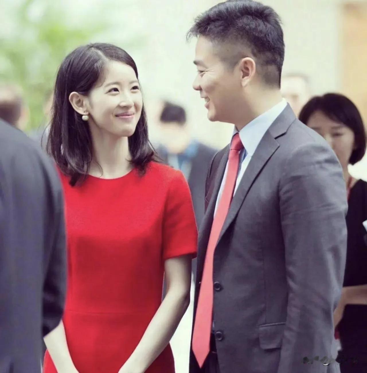 如果说奶茶妹妹是为了名利而嫁给东哥，这一点不完全对，首先奶茶妹妹，本身就很优秀。