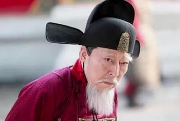 1562年，严嵩倒台，在被抄家时提出：留点钱打发仆人。徐阶听闻，一字一句道：