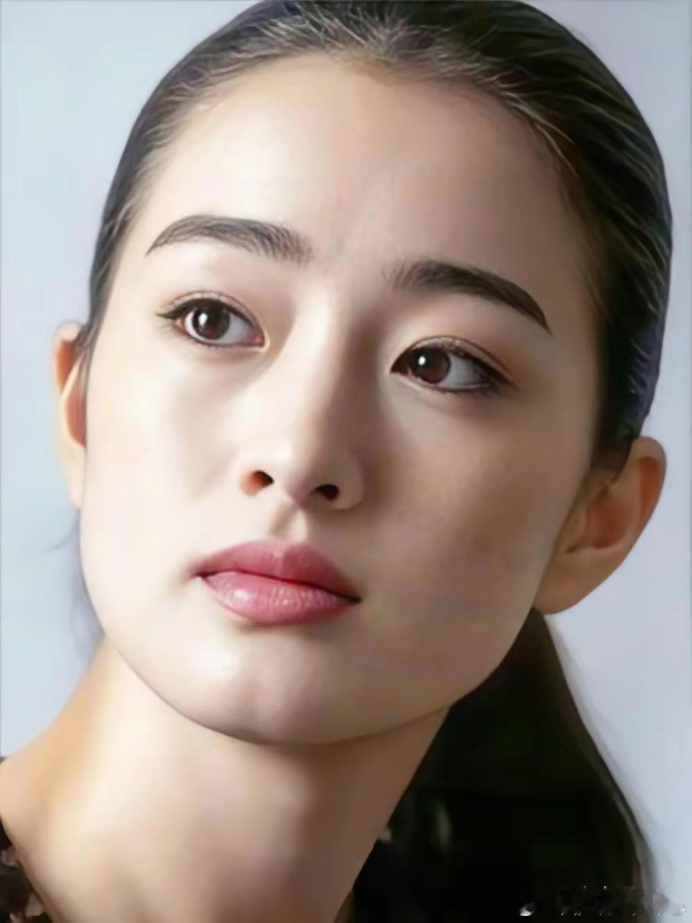 巩俐的蜜色肌肤，太美了！在一众惨白滤镜脸里，她不叫“不同”，叫“碾压”。