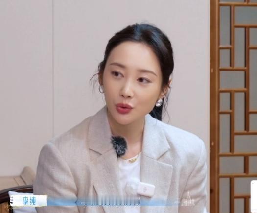 李纯："我出道第一部戏就是张艺谋导演的《金陵十三钗》，但拍戏就得签约，公司和导演
