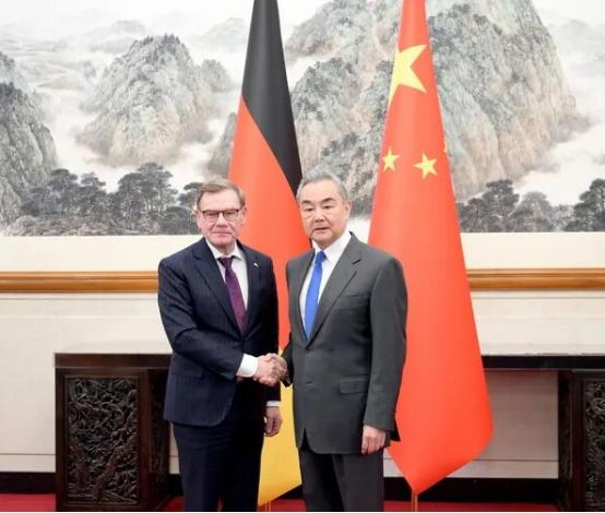 国家这下终于看明白了，针对台湾回归问题，拖的越久，付出的代价也就越大。王毅外长曾