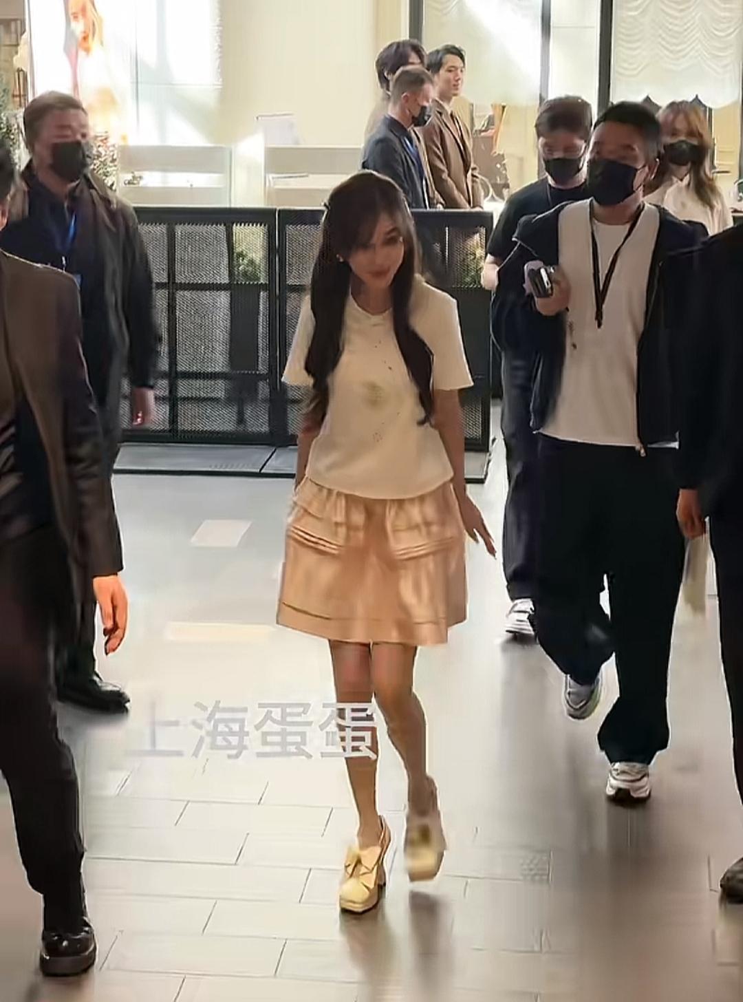 杨颖以后大概会接白娘子赵雅芝的班。1989年出生，今年37岁，穿的像个小女生一样