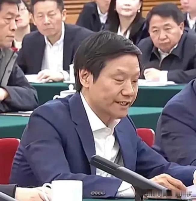 参加这次会议，身价最高的是雷军，达到了2000亿以上。身价最低的，可能是任正