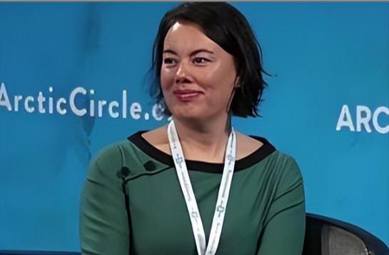 格陵兰矿产资源部的部长纳塔尼尔森说了一句大实话，我们天天在防着中国，整天喊着去中