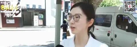 原来，“现烤“的面包是冷冻面包坯，解冻后，烤箱烤制售卖。上海。女子在奥乐
