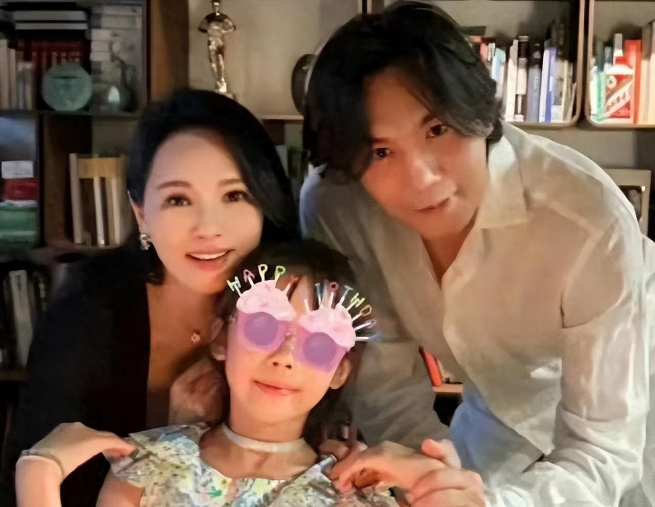直播间里，伊能静翻相册时手指突然顿住，这么多张母女合影里，竟找不出几张和丈夫秦昊