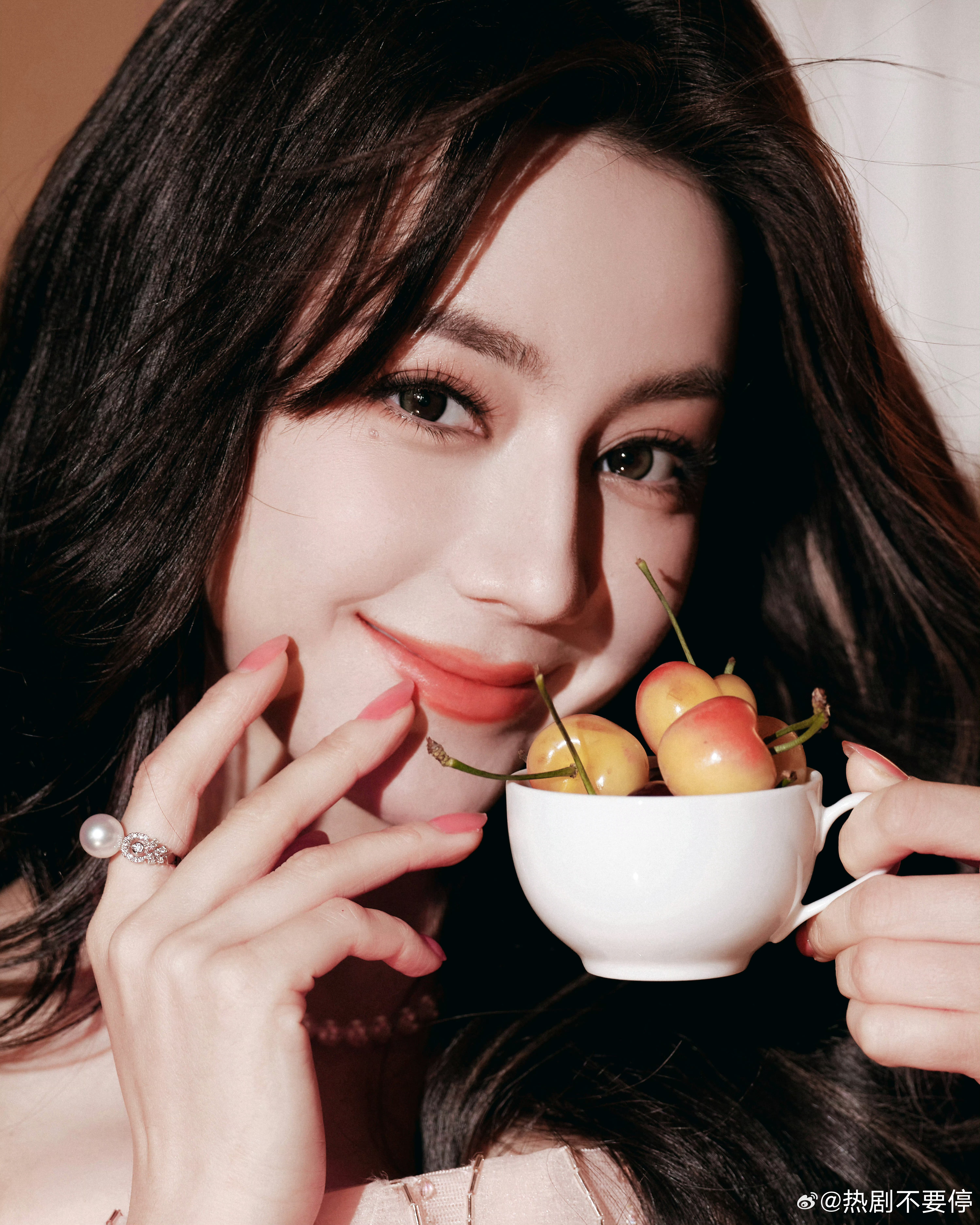 迪丽热巴江坂丽奈美甲发现到现在美甲也是造型很重要的一部分了而且这个美甲颜色真的太