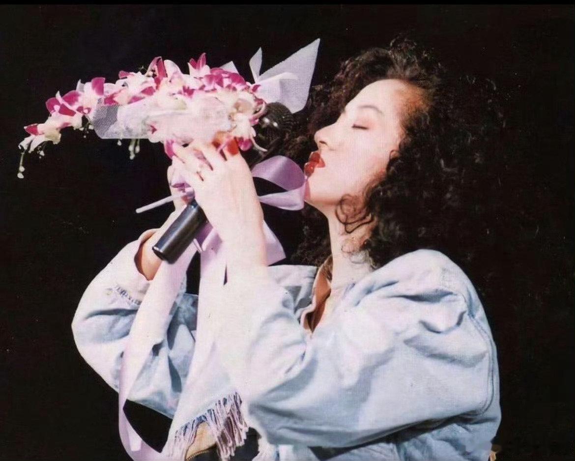 天姿国色，不可一世。梅艳芳生日快乐！[比心]🎂​
