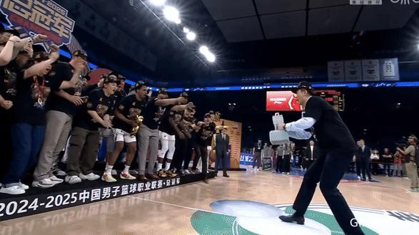 很多人不明白作为主教练的王博为什么长舒一口气激动的痛哭流滴，只有真正了解他的人才