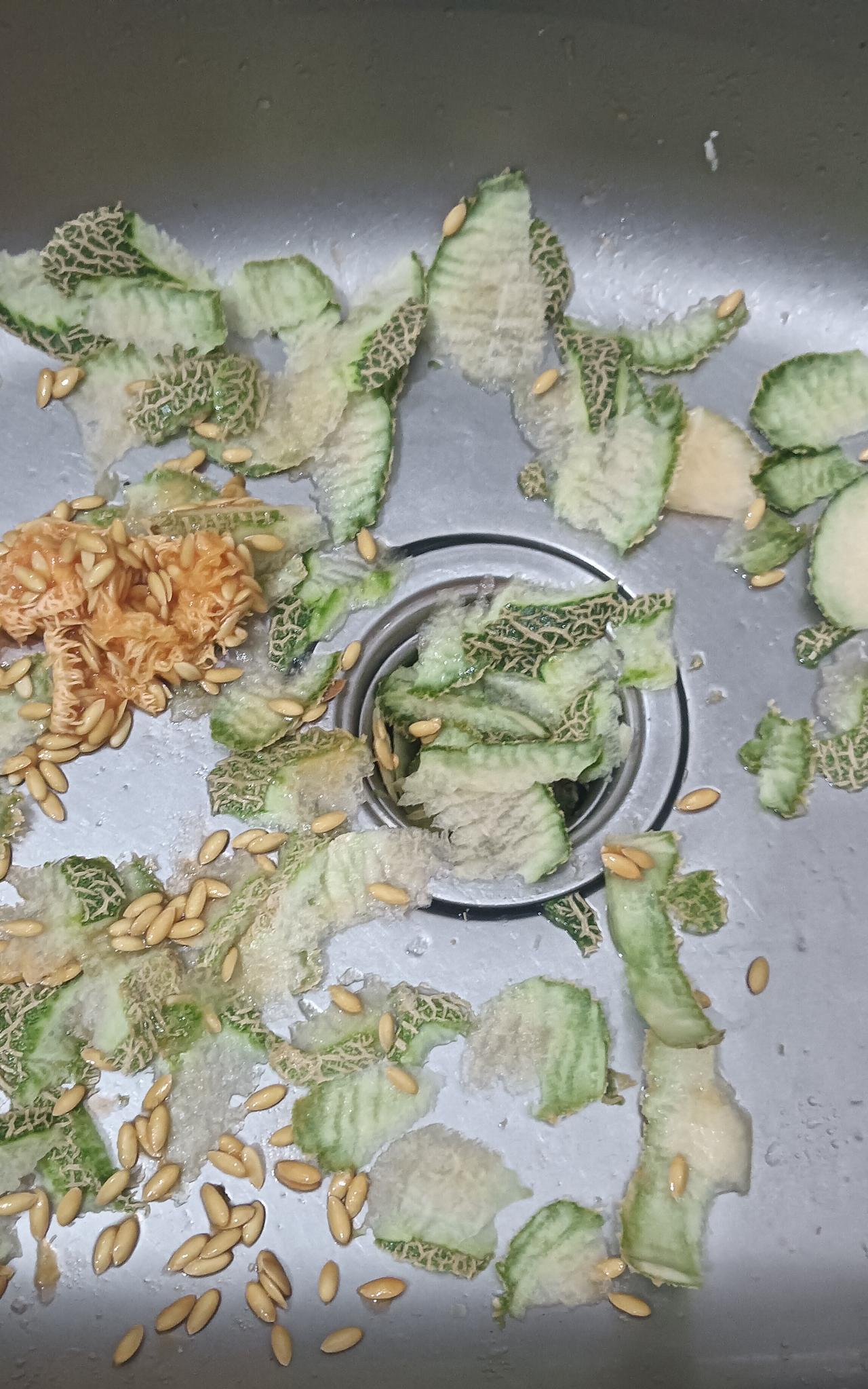 晚饭后我来到厨房，发现不知是谁又把哈蜜瓜皮削在水盆里了，也没清理。明明我刚刚刷