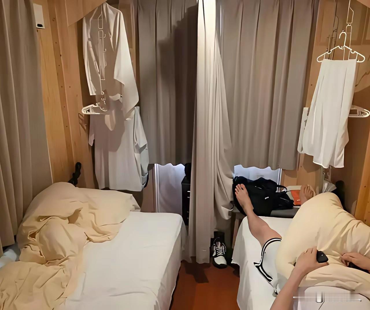 果然很日本。亚运会的住宿条件，房间小就不说了，床铺小也不说了。居然还把运动员跟教