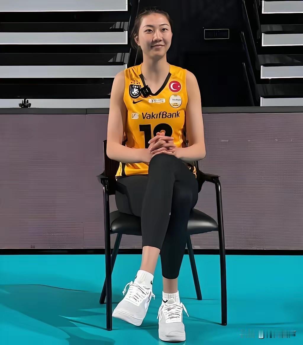 中国女排运动员袁心玥，原来已经退役。袁心玥，重庆人，身高202cm，现年29岁