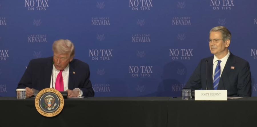 4月17日美媒称，美国总统特朗普在谈到财政部长贝森特时对其作出了极佳的评价：“贝