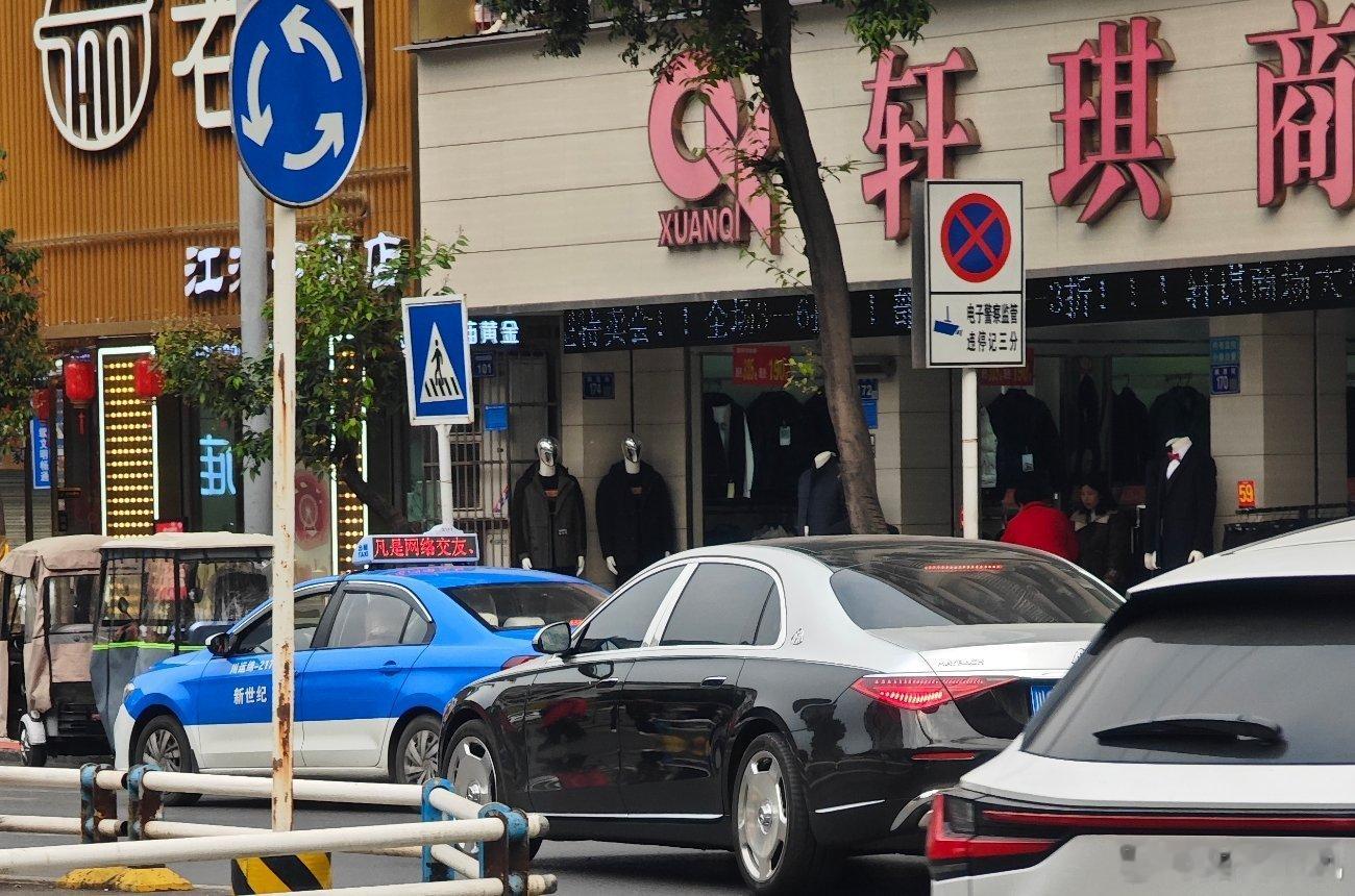 原来是迈巴赫啊，第一眼我还以为是。