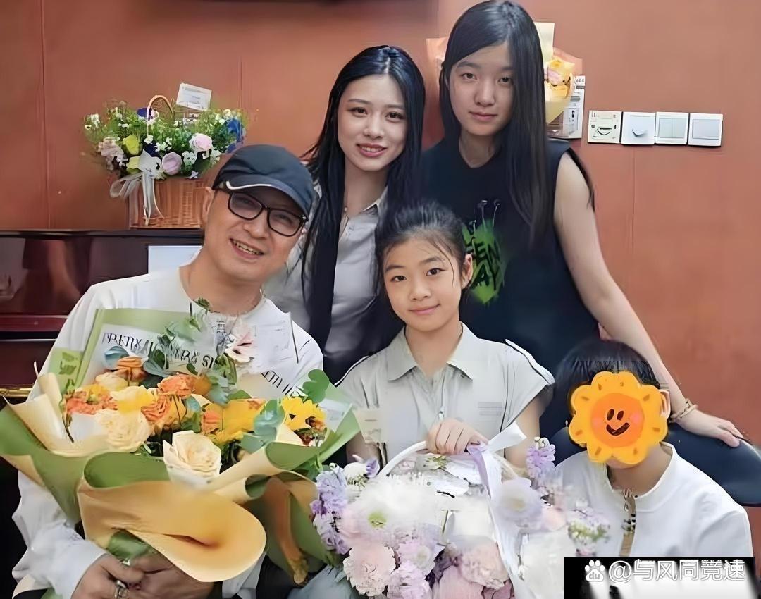 汪峰第一次把自己的娃晒全了！四个子女，幸福满满！他坐在最左边，大女儿小苹果站在C位，二女儿挨着大女儿