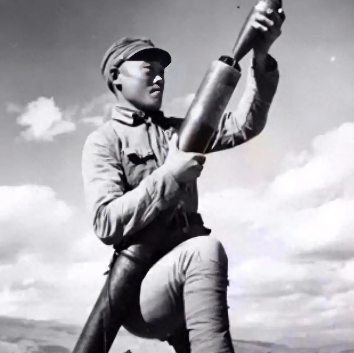 三炮定乾坤！农民出身的“炮神”陈宝柳，榕树下的雷霆一击。1945年，在山上休息