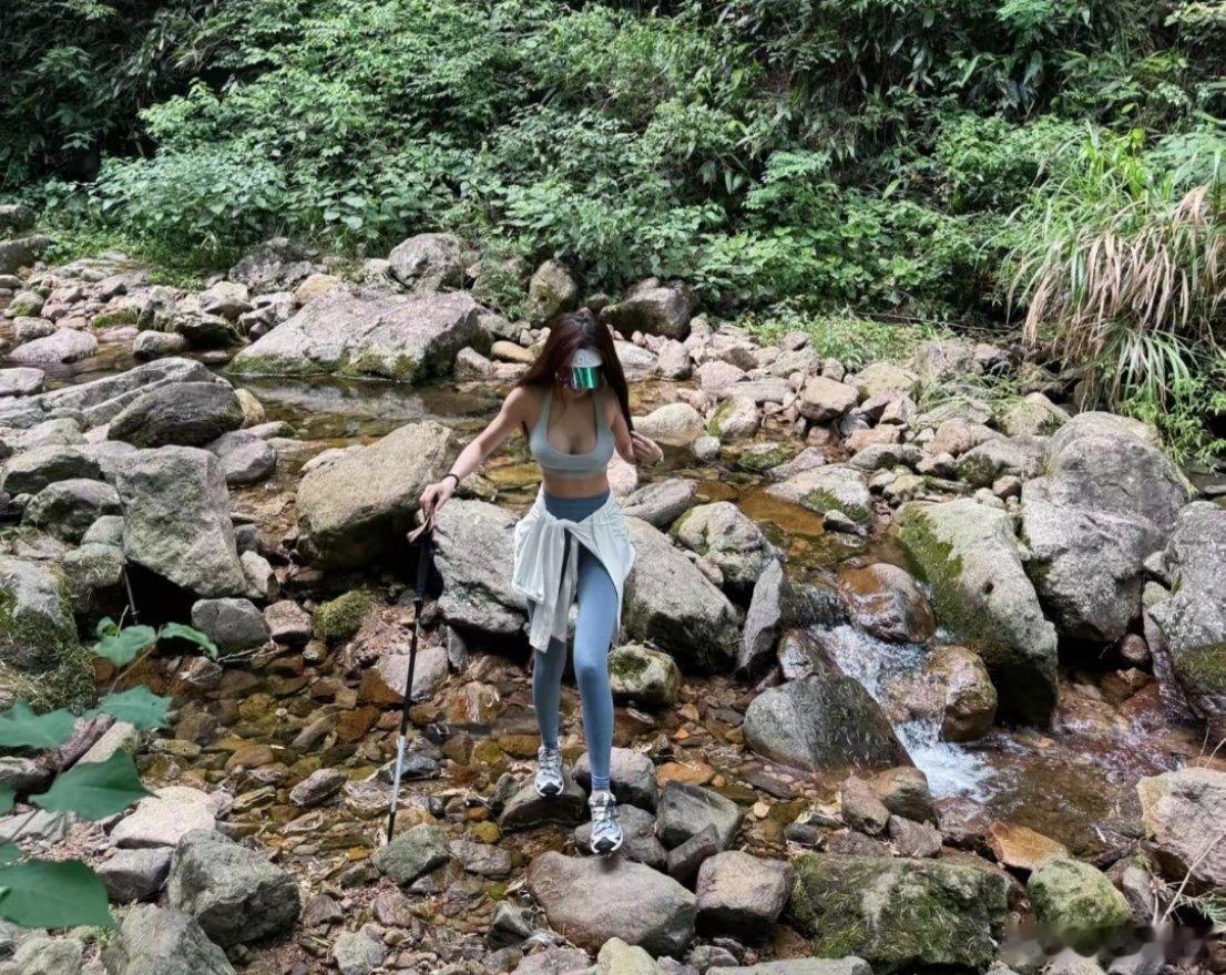 周末溯溪的小姐姐，安全第一。[玫瑰]​​​