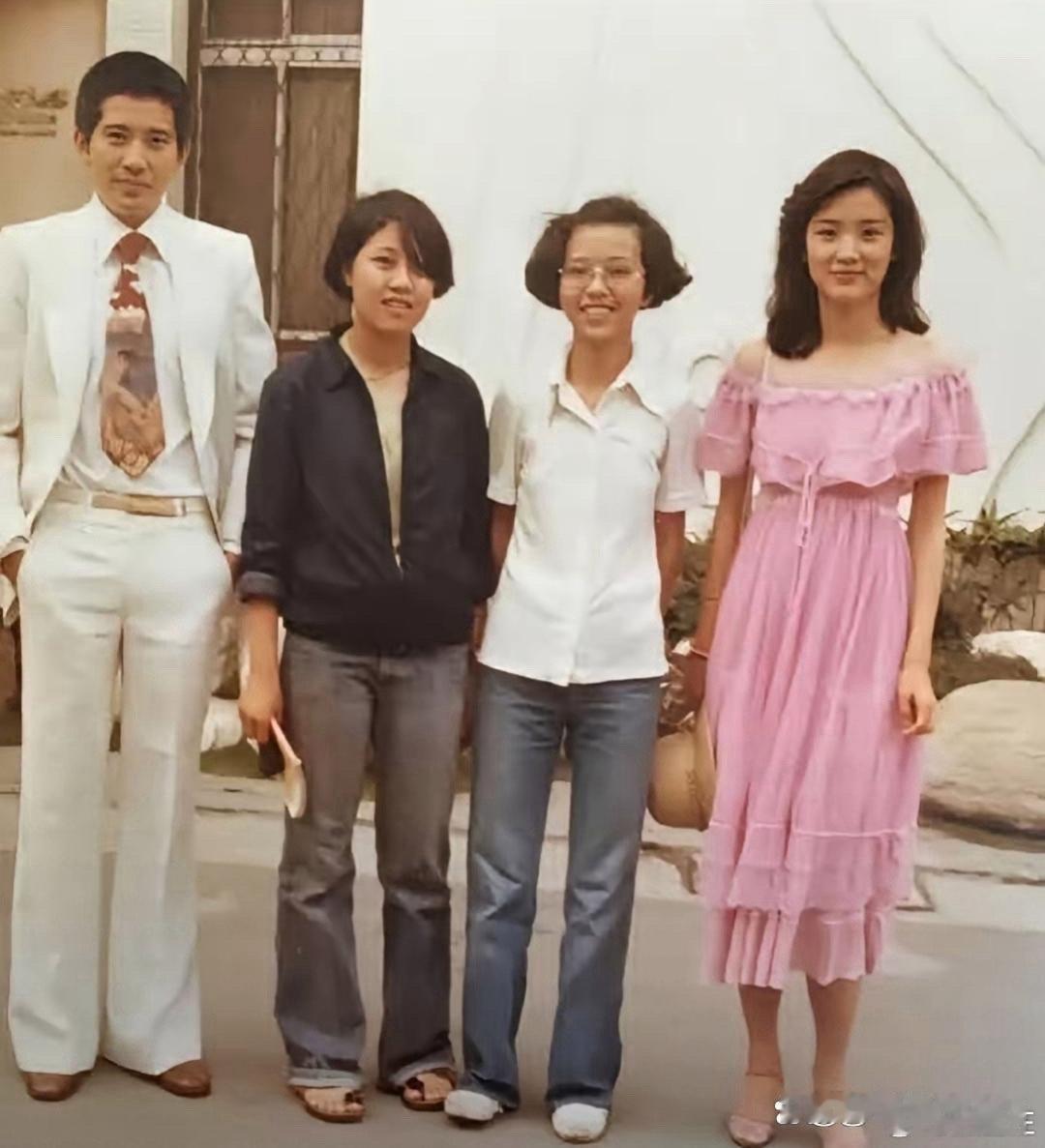 回看秦汉与林青霞的年轻旧照，眉眼皆是风华，郎才女貌的画面，藏着一整个时代的惊艳与