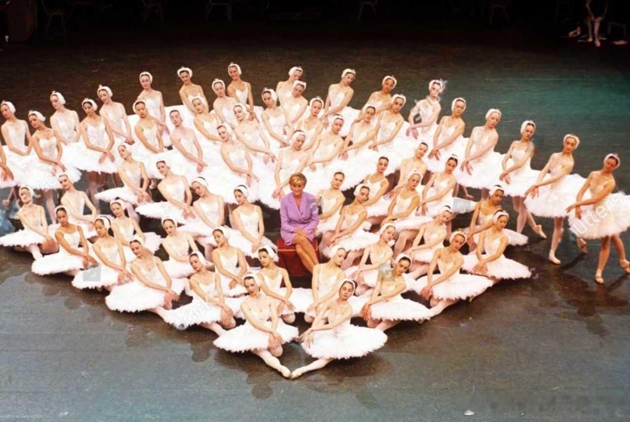 1997年，戴安娜王妃（DianaSpencer）在英国国家芭蕾舞团的《天鹅湖