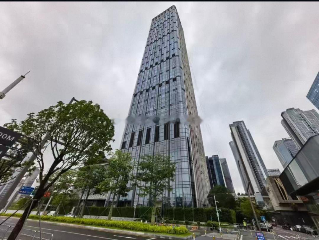 未来的三到五年内，核心区很多单价20万~30万的天价商务公寓，都难逃腰斩的命运，这类房产业内称之为富