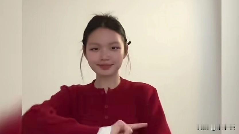 一夜之间，“小妈祖”账号被扒出，几十万粉丝跟着涌进来，评论区瞬间炸了锅。她的短视