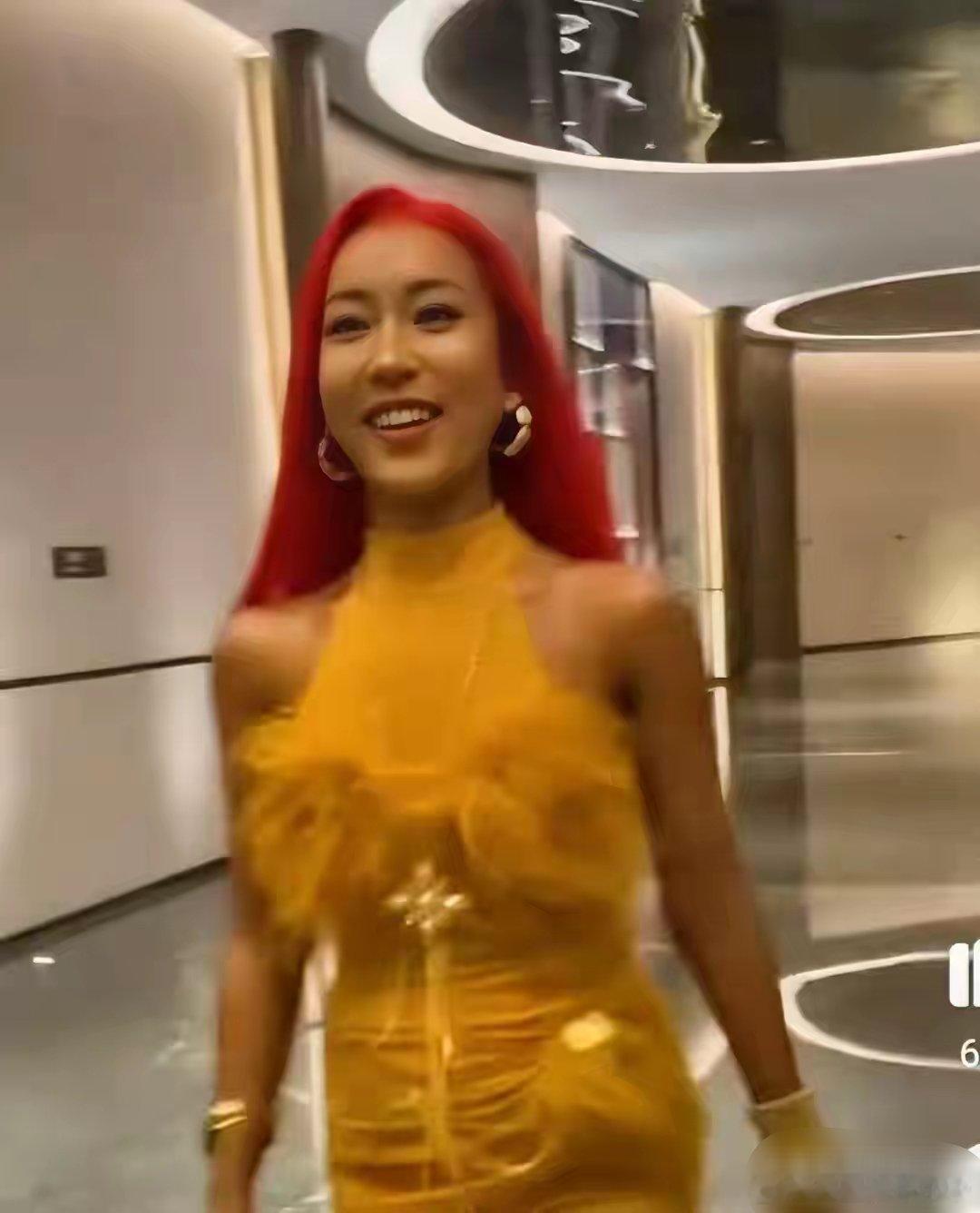 吉克隽逸红发穿搭遭吐槽，网友辣评：不忍直视！​​​