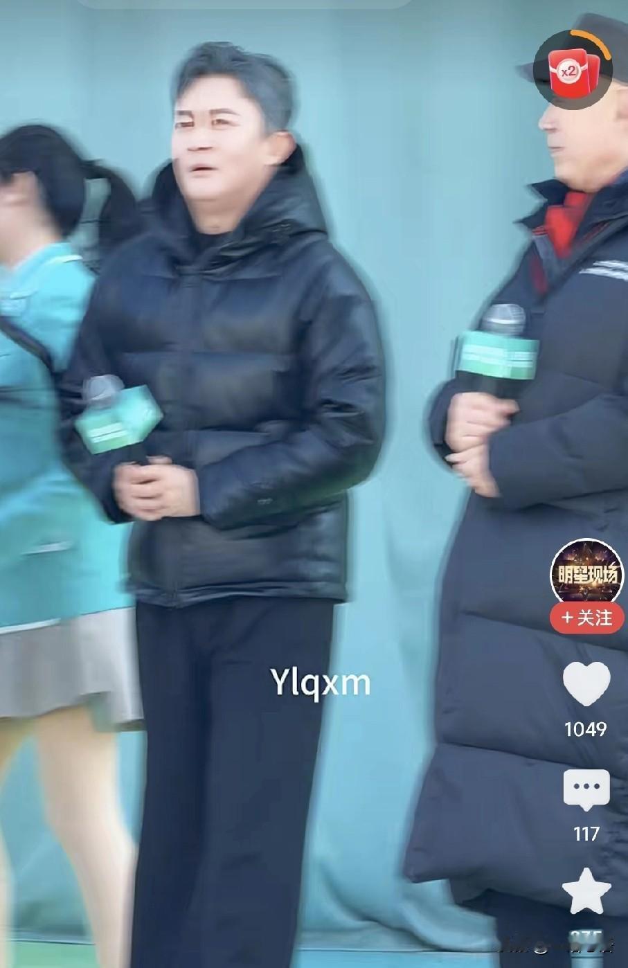 我发现女演员们是真禁冻！杨志刚和男演员们都穿着厚厚的羽绒服，殷桃却穿着小白裙儿