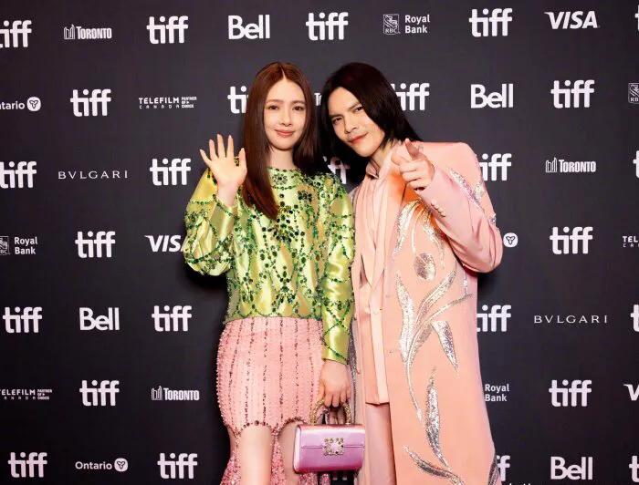 硬汉向佐也开始走柔美路线了！这身装扮比旁边的郭碧婷还“娘气”！