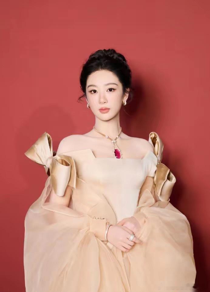 白玉兰提名晚宴白玉兰奖提名晚宴，杨紫一身高定亮相，优雅从容。谁想到，颁奖礼结束后