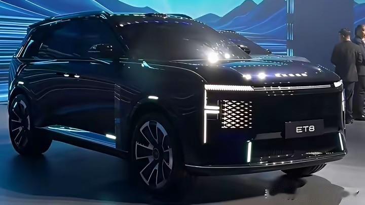 让我真切见证了奇瑞设计语言的传承。它不仅沿用了瑶光概念车Atlantix的呼吸灯