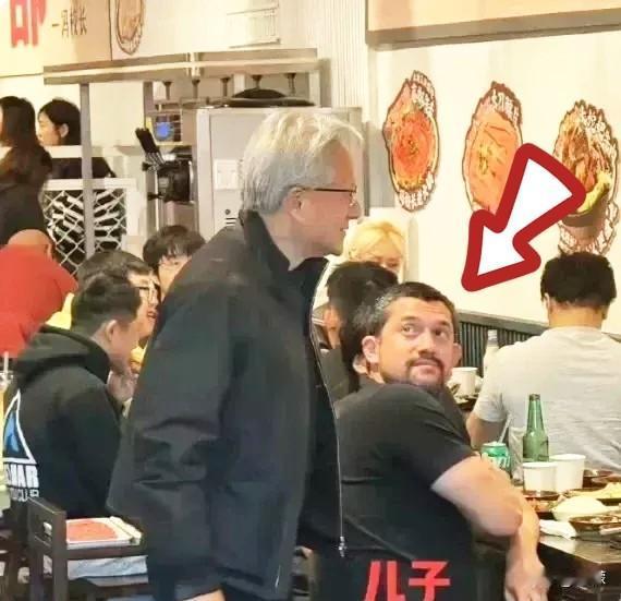 你敢信吗？基因这东西是玄学，黄仁勋黄种人，老婆白人，结果两人儿子长相，有点琢