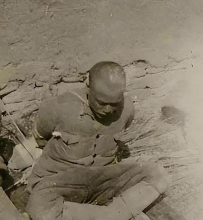 1947年，一个地主，半夜摸进柴房，对着一个被捆着的地下党，不说废话，匕首"噌"