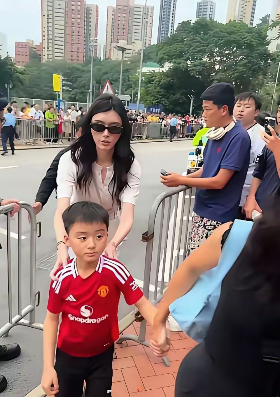 奚梦瑶和何猷君的儿子长得更像爸爸吧