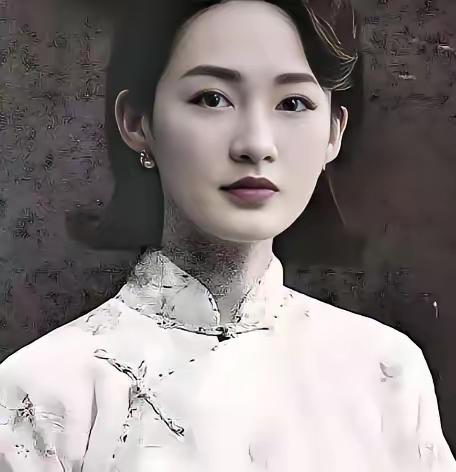 1919年，军官陈济棠看上了戏子莫秀英，得知她身上有两处特别，认为她旺夫益子，赶