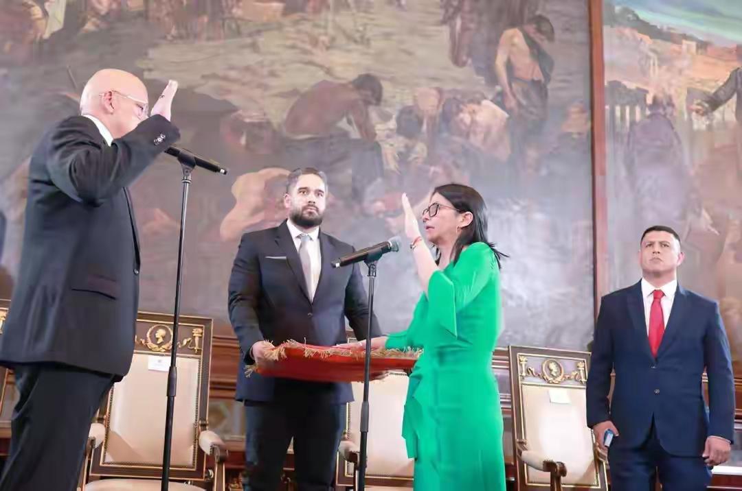 痛心！石油黄金全送美国，委内瑞拉一夜变附庸：主权在强权前碎了一地！太讽刺了